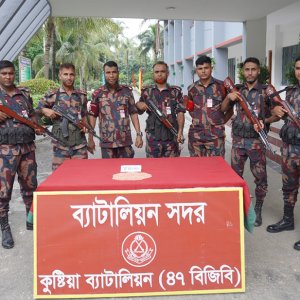 কুষ্টিয়া সীমান্তে বিপুল পরিমাণ মাদক ও চোরাচালান পণ্য জব্দ