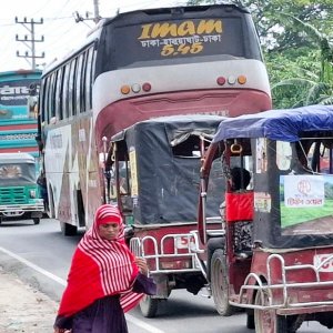 ঢাকা-ময়মনসিংহ মহাসড়কে ‘পিঁপড়ার গতিতে’ চলছে গাড়ি, বিপাকে ঘরমুখো মানুষ