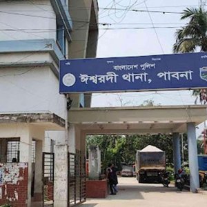ঈশ্বরদীতে কাভার্ডভ্যানের চাপায় মা-মেয়েসহ নিহত ৩