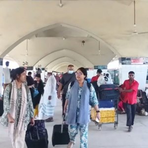 ঈদের পঞ্চম দিনেও ঢাকায় ফেরার তাড়া কম, স্টেশন-টার্মিনালে যাত্রীচাপ স্বাভাবিক
