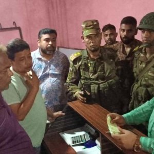 অতিরিক্ত ভাড়া আদায়ের অভিযোগ যৌথবাহিনীর অভিযান, ৩ বাস কাউন্টারে জরিমানা