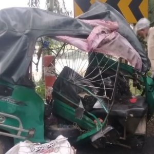 বাসের সঙ্গে সংঘর্ষে সিএনজিতে থাকা ৪ জনই নিহত