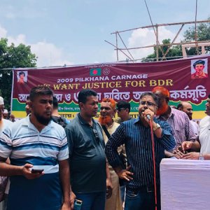 ‘মার্চ টু সচিবালয়’ কর্মসূচি স্থগিত, শহীদ মিনারেই অবস্থান চাকরিচ্যুত বিডিআর সদস্যদের 