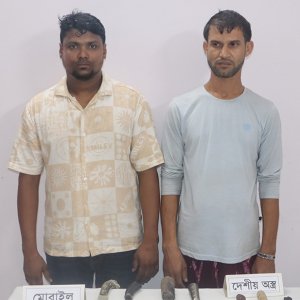 কুমিল্লায় এয়ারসফট পিস্তল ও ধারালো অস্ত্রসহ দুই যুবক আটক