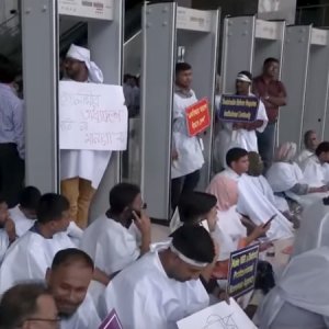 কাফনের কাপড় পরে এনবিআরে কলম বিরতি, চেয়ারম্যানের অপসারণ দাবি