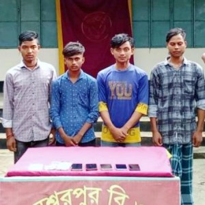 সীমান্ত দিয়ে অবৈধভাবে বাংলাদেশে প্রবেশ, ৪ জনকে আটক