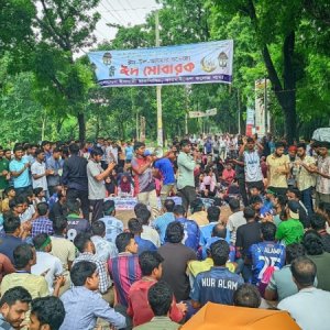 অধ্যক্ষের আশ্বাস পাত্তাই দেননি শিক্ষার্থীরা, ‘আসতে হবে উপদেষ্টা-উপাচার্যকে’
