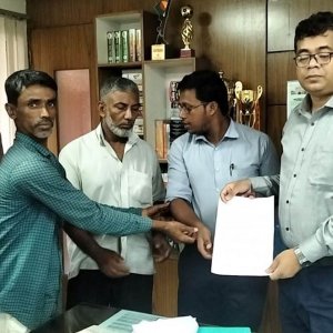 ফেনীতে খাদ্যগুদামে ধান কেনায় অনিয়ম-হয়রানি, কৃষকদের ক্ষোভ