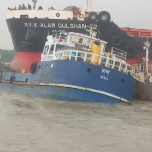 মোংলা বন্দরের পশুর নদীর চরে ডুবে গেছে কার্গো জাহাজ