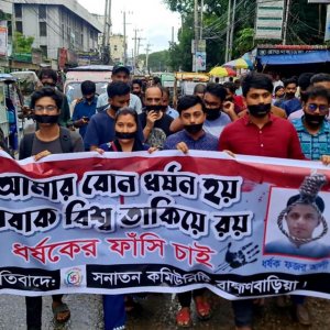 মুরাদনগরে ধর্ষণের প্রতিবাদে ব্রাহ্মণবাড়িয়ায় মুখে কালো কাপড় বেঁধে মৌন মিছিল