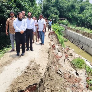 সুরক্ষা দেয়াল না থাকায় নির্মাণাধীন সড়কে ধস, চালু হলো অস্থায়ী যোগাযোগ