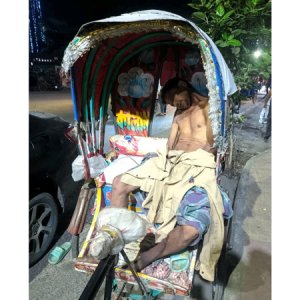 টিএসসির কোলাহলের পাশেই নিজ রিকশায় চিরনিদ্রায় চালক