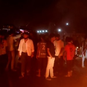 জুলাই নিয়ে পুলিশ সদস্যের ‘আপত্তিকর’ পোস্ট, প্রতিবাদে সড়ক অবরোধ করে বিক্ষোভ