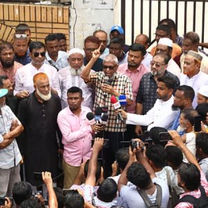 সিলেটের ডিসির প্রত্যাহার চেয়ে রাজপথে অবস্থান সাবেক মেয়র আরিফুলের