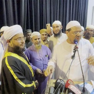 রাজনীতির আলোচনার মঞ্চে এক নেতার বিয়ে পড়ালেন চরমোনাই পীর