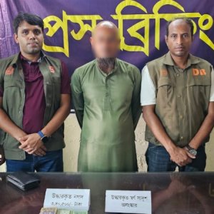দ্বিগুণ করার লোভ দেখিয়ে গৃহবধূর নগদ অর্থ ও স্বর্ণ আত্মসাৎকারী গ্রেফতার