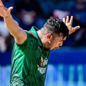 ড্রেসিংরুমে বসে কফি খাচ্ছিলাম, হঠাৎ ৫ উইকেট পড়ে গেলো: তাসকিন