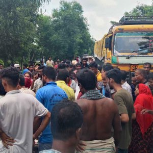 অটোরিকশা চালকের ঝুলন্ত মরদেহ উদ্ধার, সড়ক অবরোধ করে বিক্ষোভ