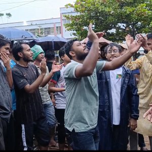 বিক্ষোভে উত্তাল কুমিল্লা ভিক্টোরিয়া কলেজ, অধ্যক্ষ অবরুদ্ধ