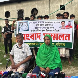 প্রতিপক্ষকে না পেয়ে দুই কর্মীকে কুপিয়ে হাসপাতালে পাঠালো ছাত্রদল নেতা