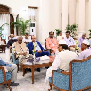 ১৩টি রাজনৈতিক দলের সঙ্গে বৈঠকে প্রধান উপদেষ্টা