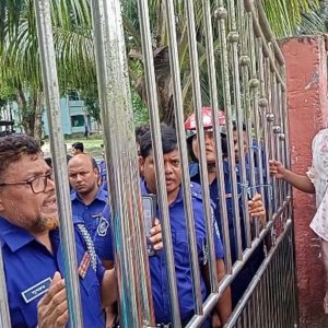 রৌমারীতে ট্রিপল মার্ডার: আসা‌মি‌দের গ্রেফতারের দা‌বি‌তে মিছিল, থানা ঘেরাও