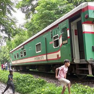 হুক ভেঙে রেললাইনে রয়ে গেলো বগি, চট্টগ্রাম-কক্সবাজার ট্রেন চলাচল বন্ধ
