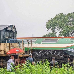 লালমনিরহাটে দুই ট্রেনের সংঘর্ষ, উল্টে গেছে বগি