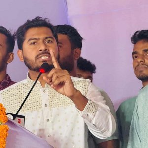 ছাত্র সংসদ না থাকলে রাজনীতি পেশিশক্তির হাতে চলে যাবে: নূর
