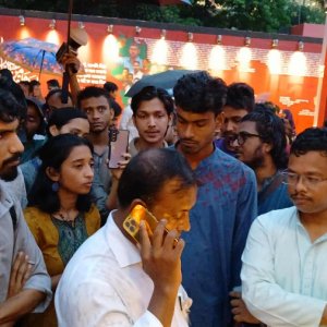 শিক্ষার্থীদের তোপের মুখে স্বাধীনতাবিরোধীদের ছবি সরিয়ে নিলো ঢাবি প্রশাসন