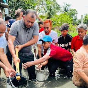 কুমিল্লায় জলাবদ্ধতা নিরসনে খালের ময়লা অপসারণ