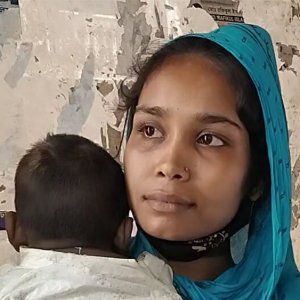 আমার স্বামী বঙ্গবন্ধুকে ভালোবেসে ফুল দিতে গিয়েছেন: রিকশাচালকের স্ত্রী চুমকি