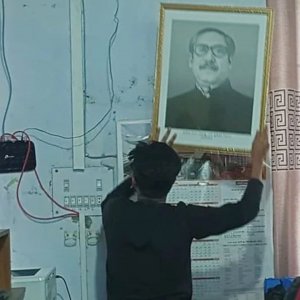 জবির এক বিভাগ থেকে বঙ্গবন্ধুর ছবি অপসারণ করলো ছাত্রদল