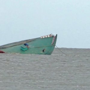 তীব্র স্রোতে পদ্মায় ডুবলো বালুবোঝাই বাল্কহেড