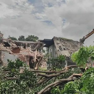 সাবেক প্রতিমন্ত্রী নসরুল হামিদের অবৈধ বাংলো গুঁড়িয়ে দিয়েছে বিআইডব্লিউটিএ