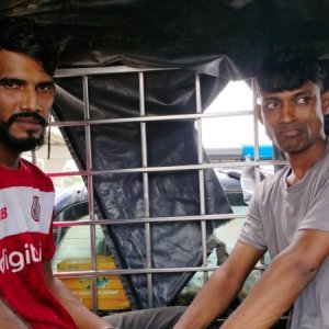 বিশ্ববিদ্যালয় শিক্ষার্থীকে বাসে ধর্ষণচেষ্টার অভিযোগ, গ্রেফতার ২