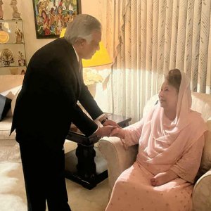 খালেদা জিয়ার বাসায় পাকিস্তানের উপপ্রধানমন্ত্রী