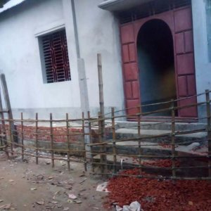চলাচলের রাস্তায় বাঁশের বেড়া, ১০ পরিবারের ভোগান্তি
