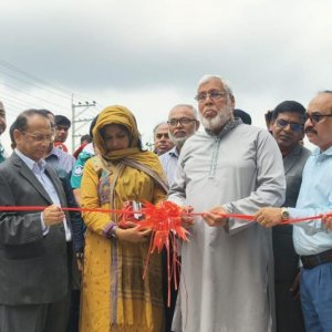 ফলকে নিজের নাম দেখে উপদেষ্টা বললেন, ‘এটা কি আমার বাপের টাকায় করছে?’