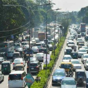 গরম আর যানজটে নাস্তানাবুদ রাজধানীবাসী