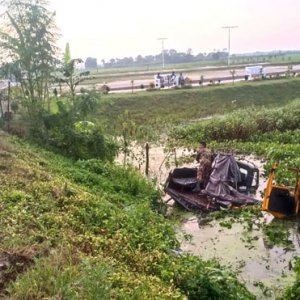 সেনাবাহিনীর পিকআপসহ ট্রাক খাদে, আহত ১০