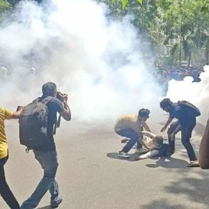 শাহবাগে বুয়েট শিক্ষার্থীদের সঙ্গে পুলিশের সংঘর্ষে আহত অন্তত ১০