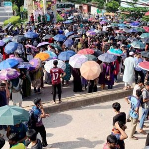 প্রকৌশলের শিক্ষার্থীদের ওপর হামলার প্রতিবাদে ঢাকা-রাজশাহী মহাসড়ক অবরোধ, বিক্ষোভ