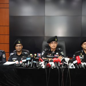 গজারিয়ায় পুলিশ ক্যাম্পে হামলা: র‌্যাবের অভিযানে গ্রেফতার ৩