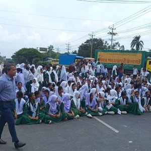 প্রধান শিক্ষক ও বিদ্যালয় সভাপতির পদত্যাগ দাবিতে মহাসড়ক অবরোধ