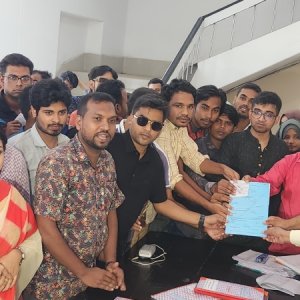 রাকসু নির্বাচনে লড়তে মনোনয়নপত্র তুলেছেন ছাত্রদলের নেতারা