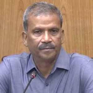 বিক্ষোভের মুখে ঢামেক ছাড়লেন আইন উপদেষ্টা