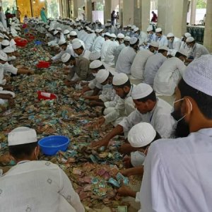 পাগলা মসজিদের দানবাক্সে এবার ৩২ বস্তা টাকা