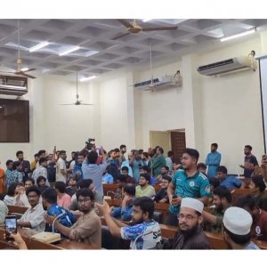 রাকসু নির্বাচন: জরুরি সভা থেকে ছাত্রদল ও গণতান্ত্রিক ছাত্রজোটের ওয়াকআউট
