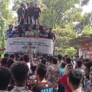 বাকৃবির শিক্ষার্থীদের রেললাইন অবরোধ, ঢাকা-ময়মনসিংহ ট্রেন চলাচল বন্ধ